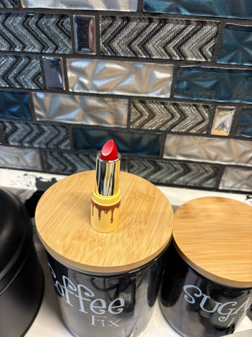 Yellow Winnie-the-Pooh Themed Lipstick Palette - Bright Yellow & Pink Shades - Picture 10 of 10